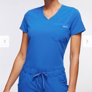 Jaanuu 2 Pocket Tuck-In Scrub Top